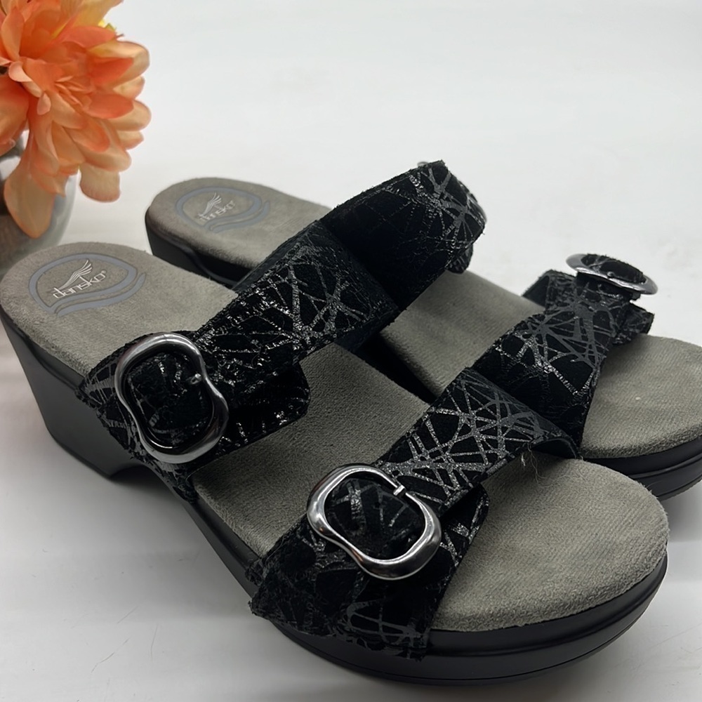 Dansko Black Two Strap Black Slip on Clog Sandal textured finish Sz 37. DAN0193B